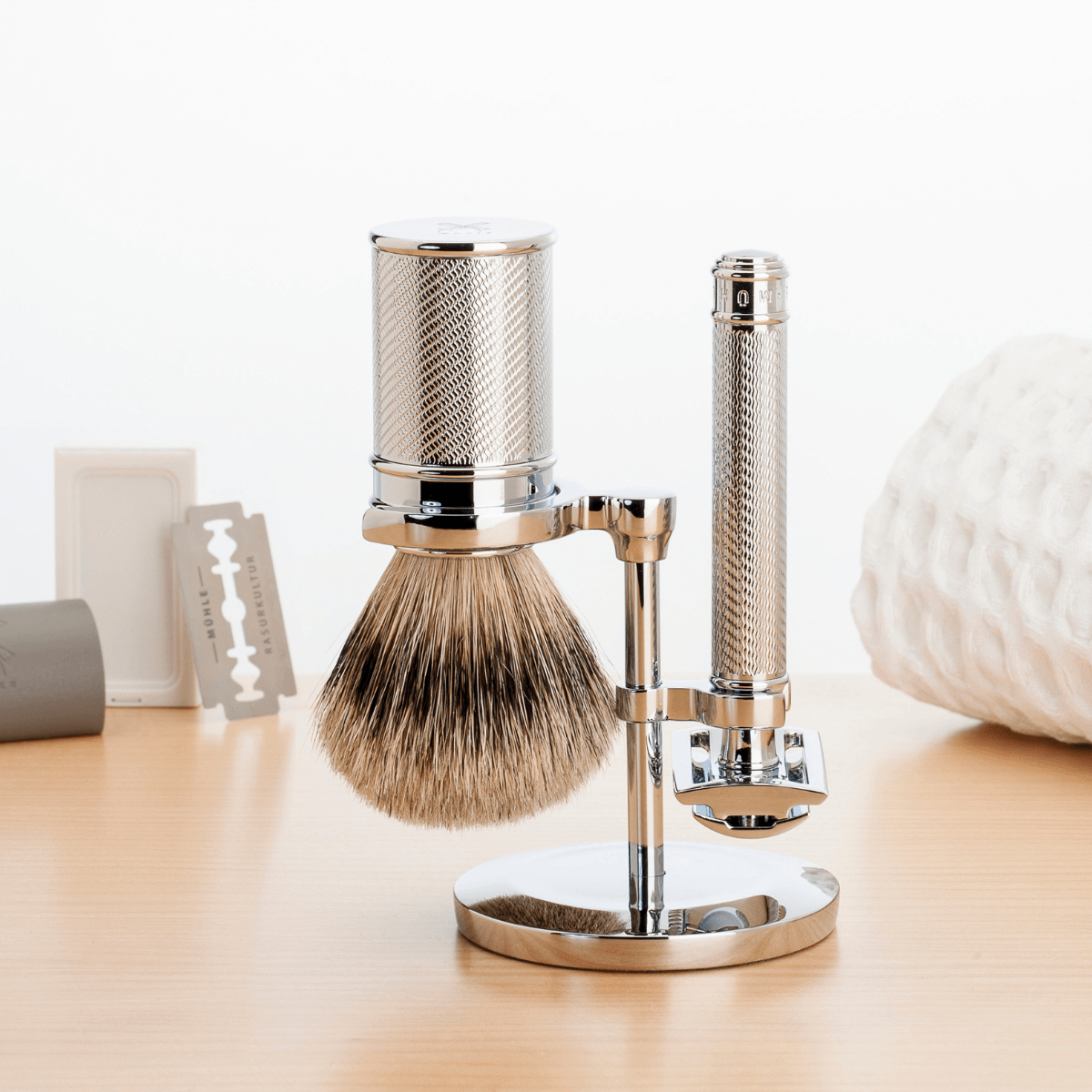 Elegant holder til barberkost og skraber i krom – praktisk opbevaring af barbergrej til stilfuld og hygiejnisk vådbarbering.