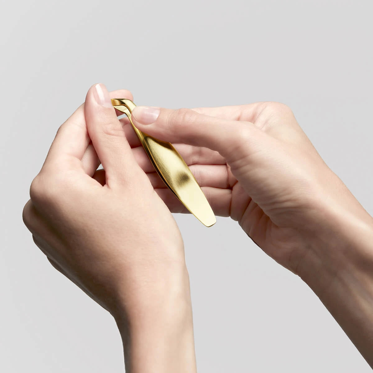 Pincett för nagelband, böjd, guld