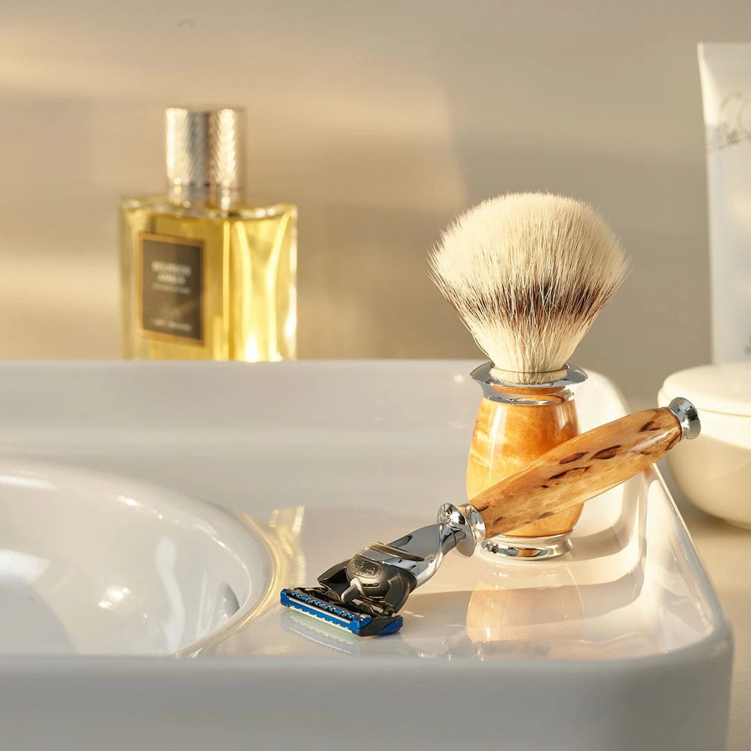 Rakset med Fusion Rakhyvel, Silvertip Fibre® Rakborste och hållare, Purist, Karelian Burl Birch