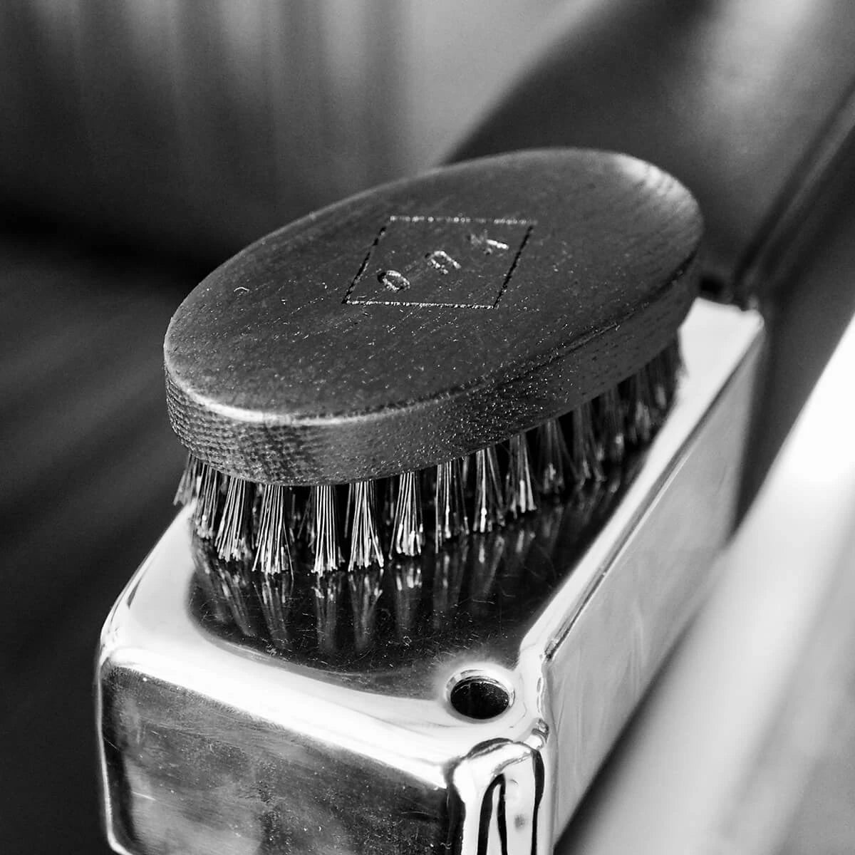 Skäggborste, ekträ