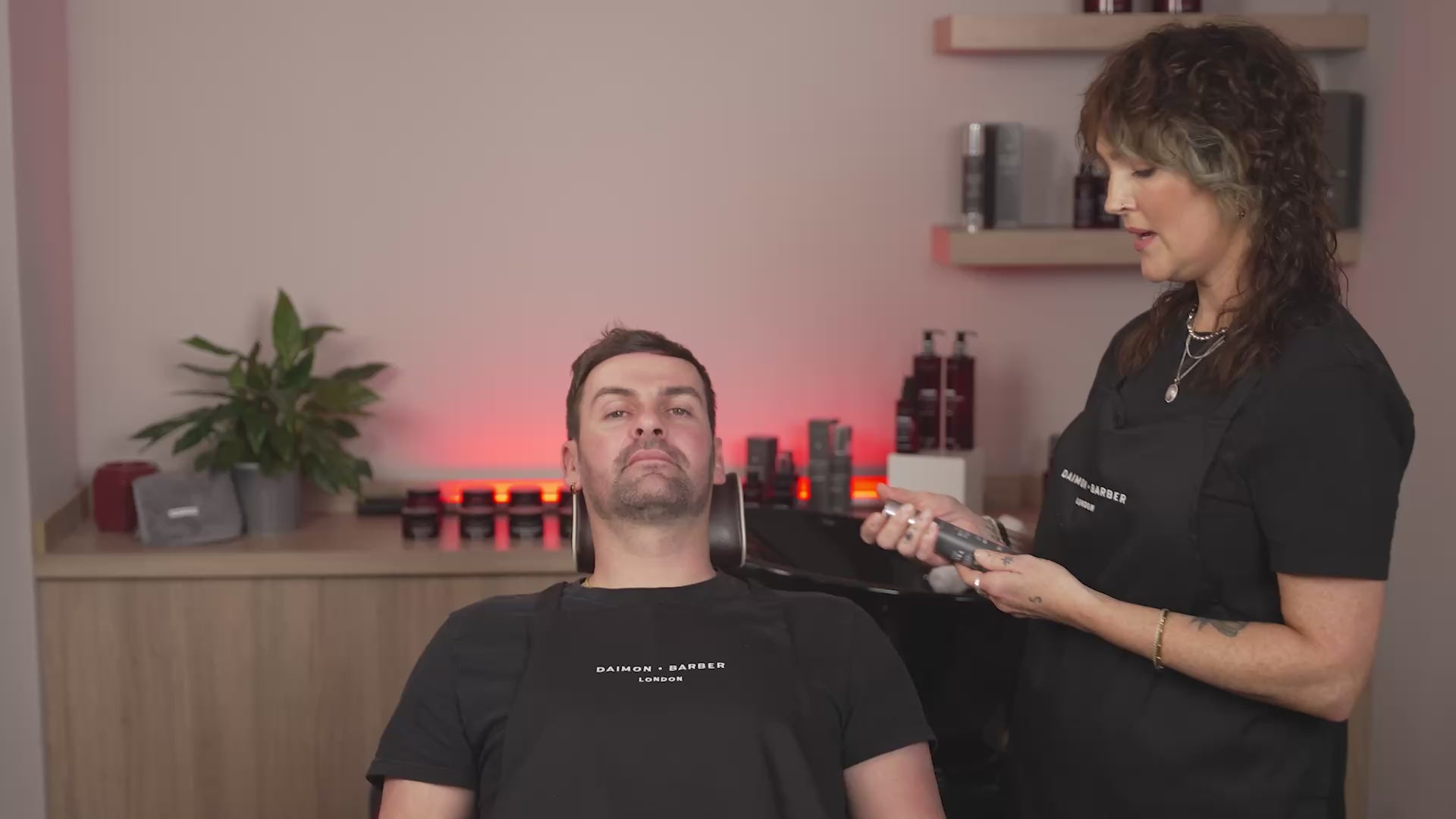 Ladda video: Revitalising Moisturiser, 50 ml.