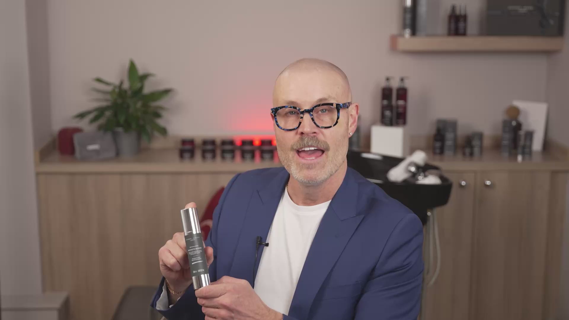 Ladda video: Revitalising Moisturiser, 50 ml.